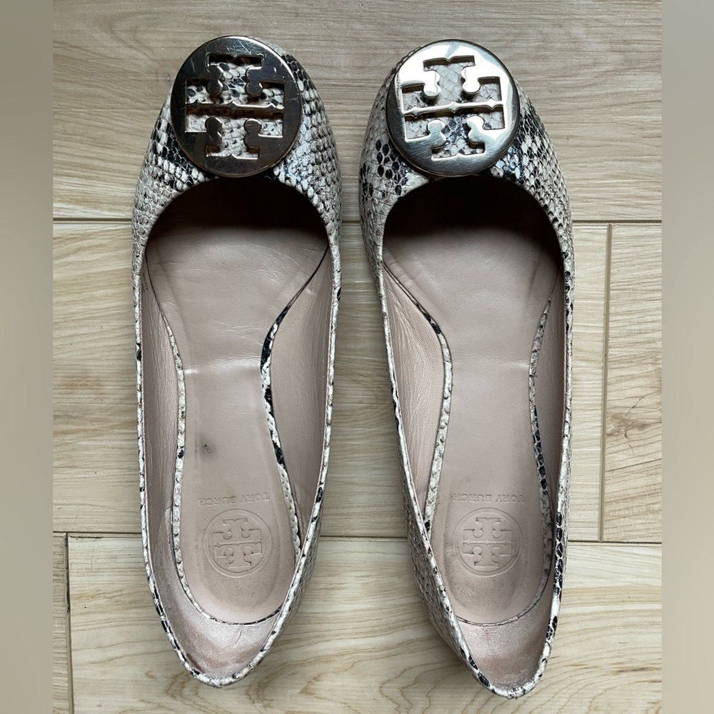 Tory Burch Snakeskin Logo Ballet Flats in Neutral Tones